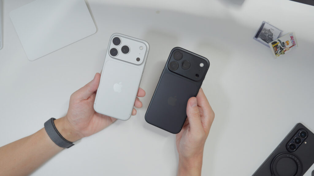iPhone 18 Proのブラックとシルバーを並べて置いたところ