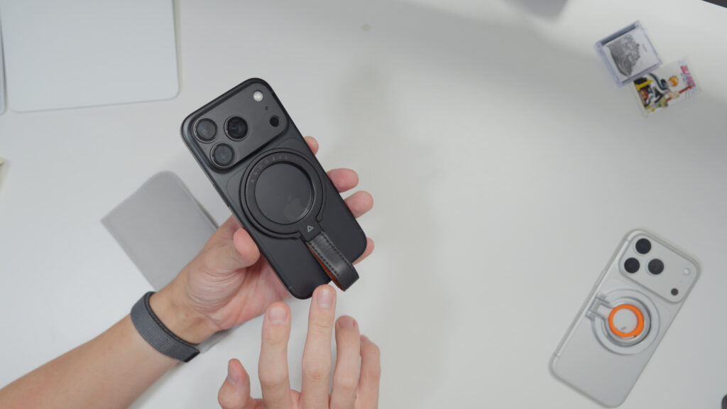 Andobilのスマホリングを装着したiPhone