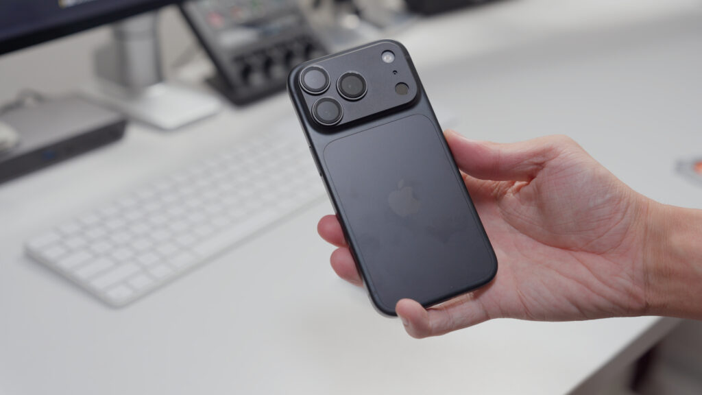カメラ保護フィルムを装着したiPhone 18 Proのカメラ部分