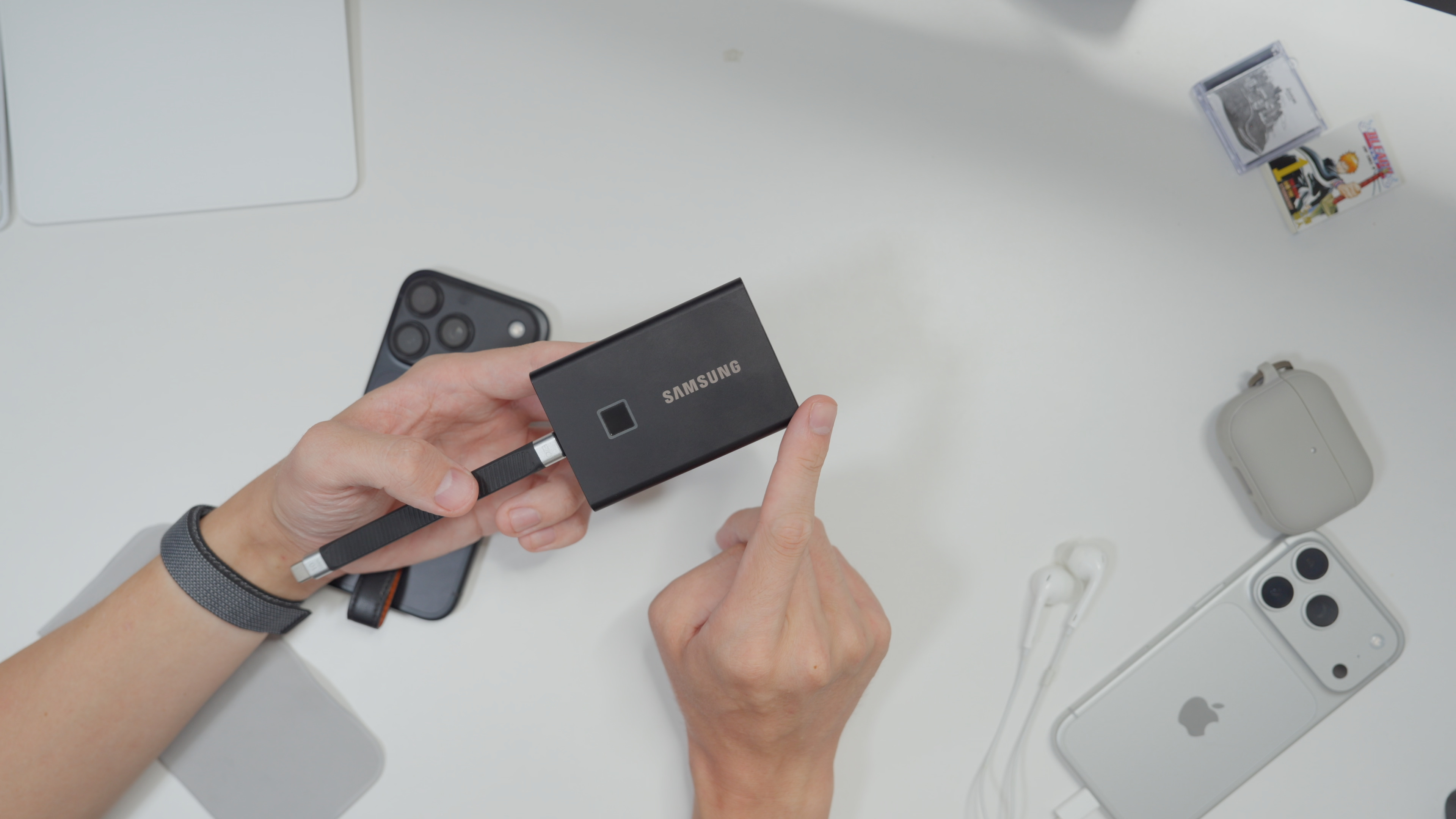 T7 Touchの指紋センサーに指を置いているところ