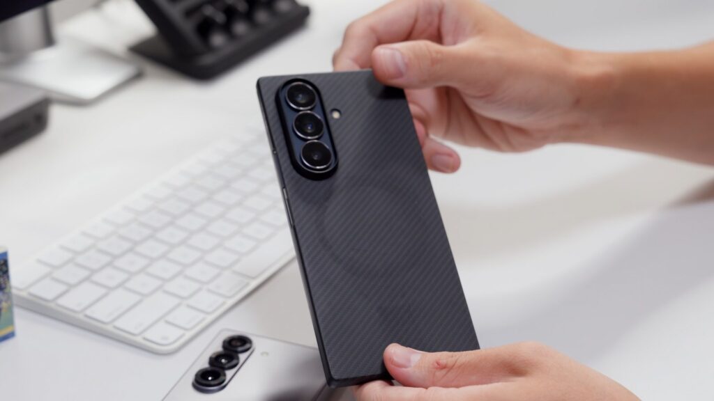 PITAKAのアラミド繊維のケースを付けたGalaxy Z Fold7の背面