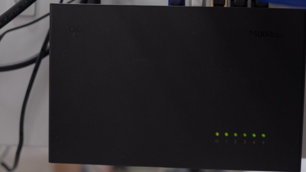 UGREENの2.5Gスイッチングハブ。ランプが点いている