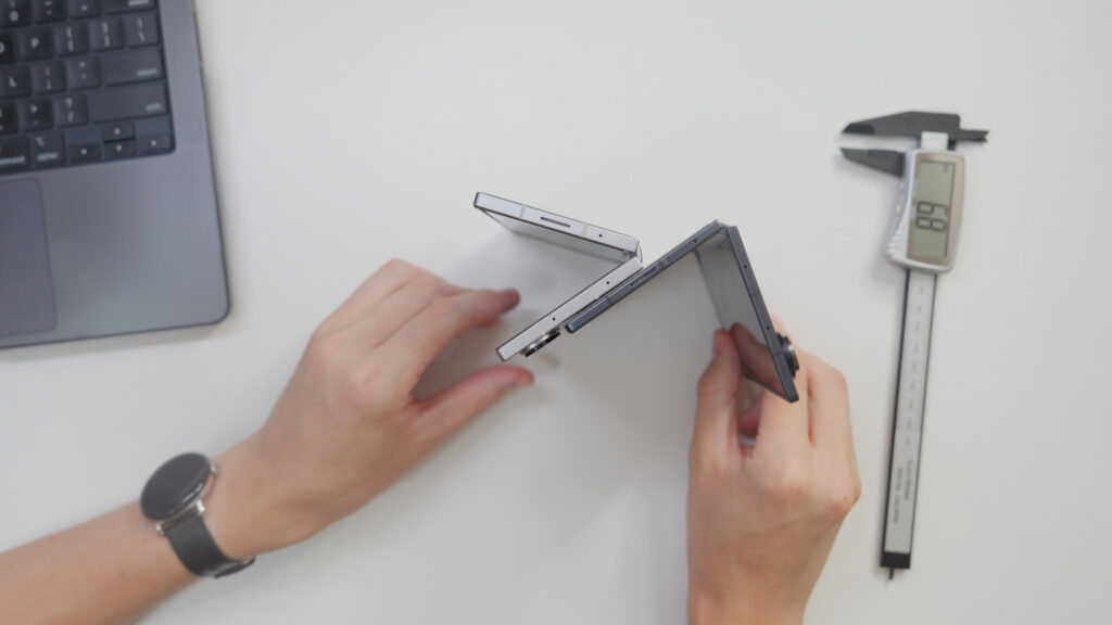 自分のGalaxy Z Fold7とGalaxy Z Fold6を折りかけたところ